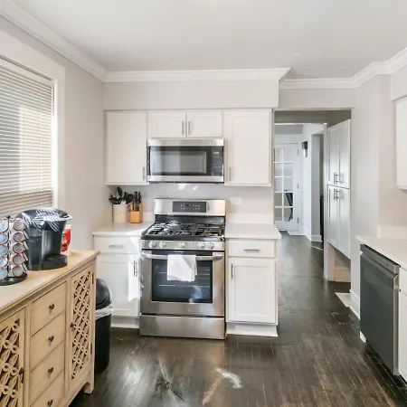 Spacious Home In Dt Libertyville Near Naval Base