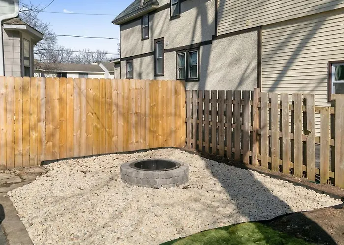 Spacious In Dt Near Naval Base Ferienhaus *
