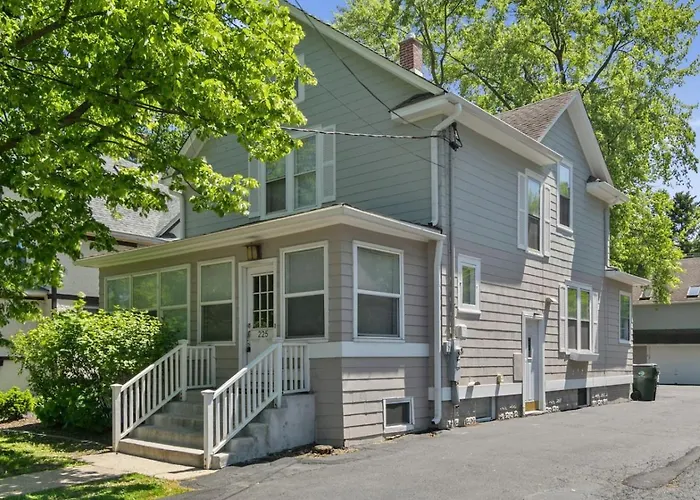 Spacious In Dt Near Naval Base * Libertyville