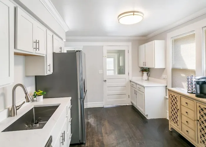 Spacious In Dt Near Naval Base Ferienhaus