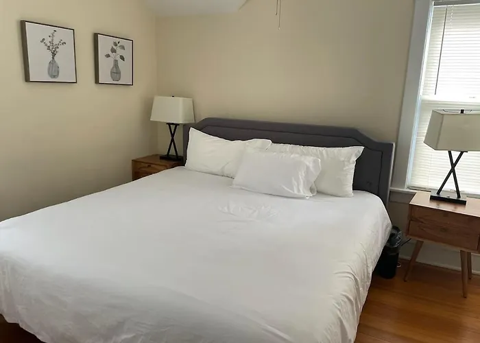 Spacious In Dt Near Naval Base * Libertyville