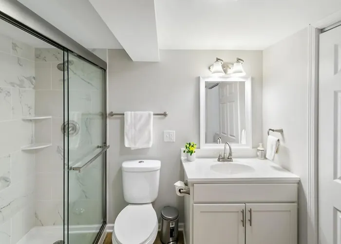 Spacious In Dt Near Naval Base