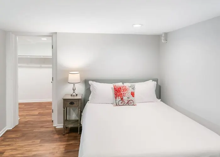 Ferienhaus Spacious In Dt Near Naval Base