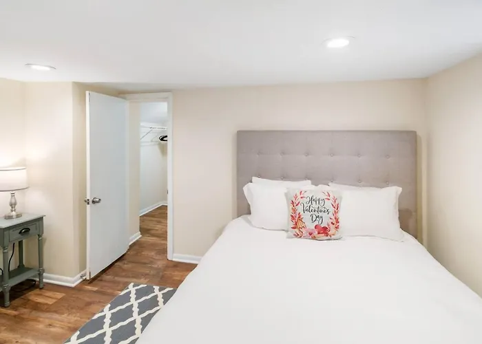 Spacious In Dt Near Naval Base Ferienhaus *