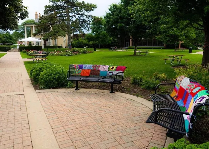 Spacious In Dt Near Naval Base Libertyville