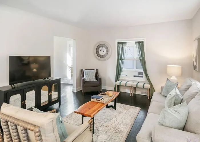Spacious In Dt Near Naval Base Ferienhaus