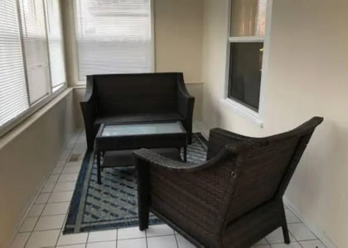 Spacious In Dt Near Naval Base Ferienhaus *